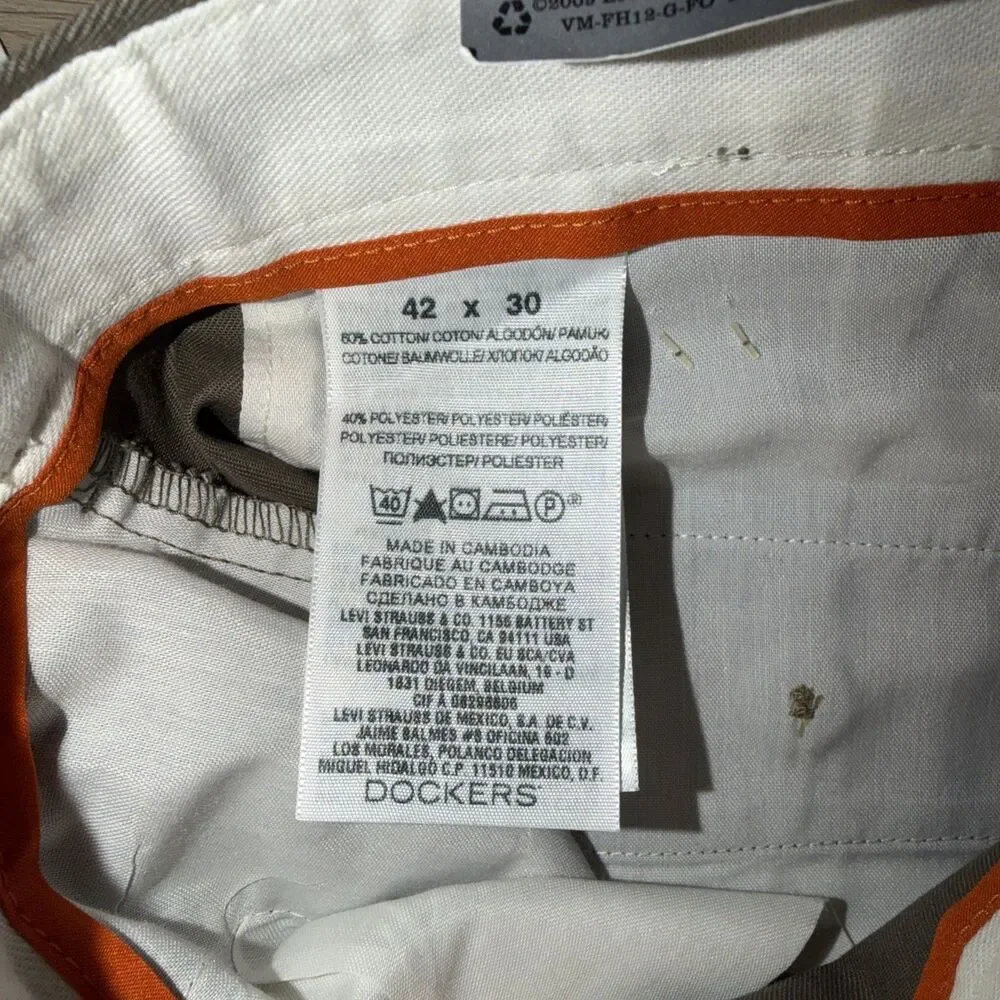 NWT Dockers Easy Khaki Pants Mens 42x30 D3 Classic Fit Flat Front No Wrinkle Tan